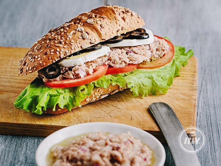 Средиземноморский сэндвич с тунцом