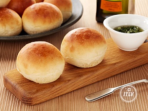 Домашние булочки с чесночным соусом