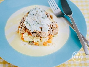 Теплый салат из мясного ассорти со свежей зеленью