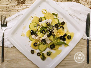 Салат с треской и маслинами
