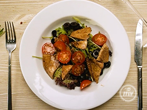 Салат с курицей в маринаде и маслинами 