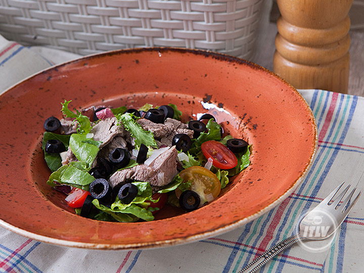 Салат с резаными маслинами и отварной говядиной