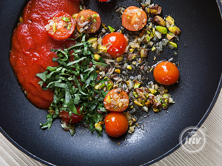 Паста с томатным соусом из фисташек и оливок - Шаг 3