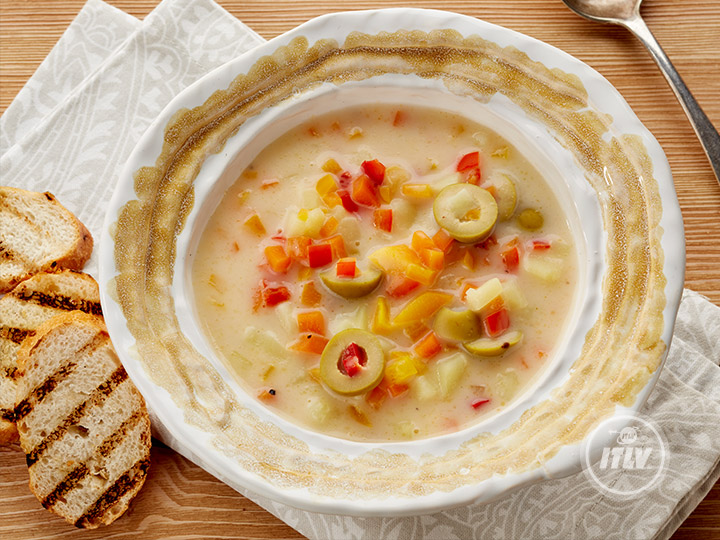 Сырный суп с оливками с перцем и хрустящими крутонами