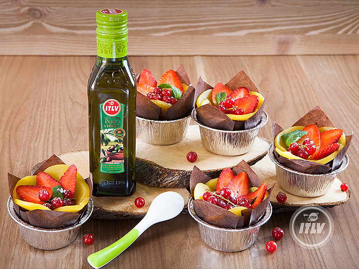 Творожные маффины с фруктами, ягодами и оливковым маслом