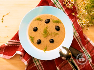 Гороховый суп-пюре с маслинами