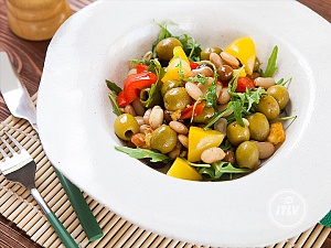 Салат с печёными овощами и оливками-ассорти