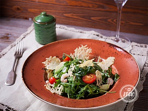 Салат с креветками, овощами и сырными чипсами