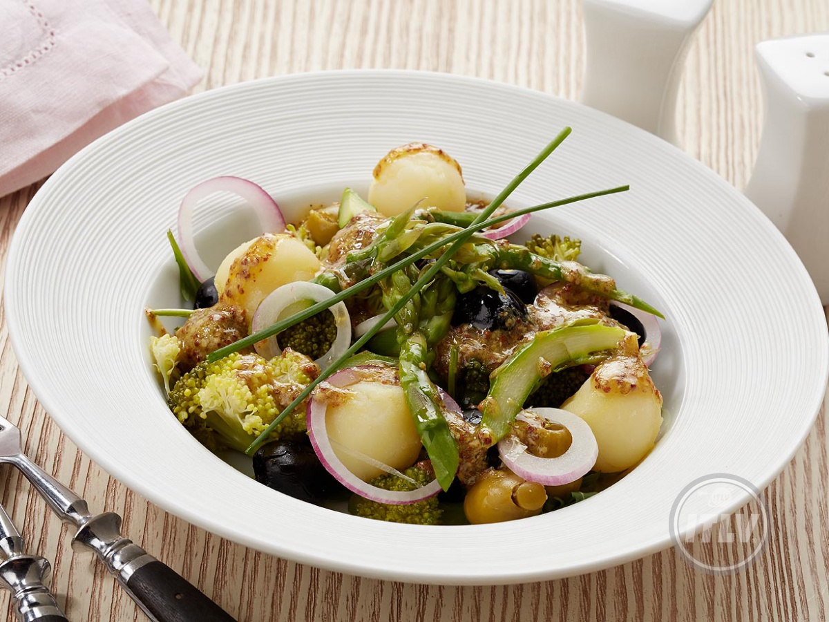 Картофельный салат с оливками и красным луком